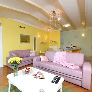  Apartment Angels' Nest